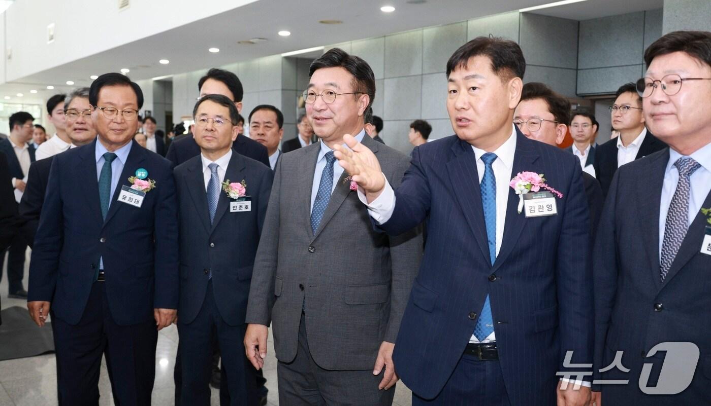 3일 전북 완주군 지방자치인재개발원에서 개원 60주년 기념식이 열린 가운데 윤호중 행정안전부 장관과 김관영 전북특별자치도지사가 행사장을 둘러 보고 있다.&#40;전북도 제공. 재판매 및 DB금지&#41;/뉴스1