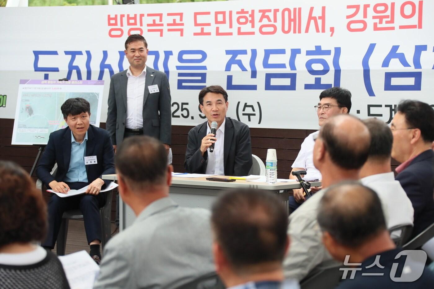 김진태 강원도지사는 3일 삼척시 도계읍 조기폐광지역 경제진흥사업 추진 현장을 방문해 향후 사업계획을 점검하고 주민들과 소통하는 시간을 가졌다.&#40;강원도 제공. 재판매 및 DB금지&#41;/뉴스1