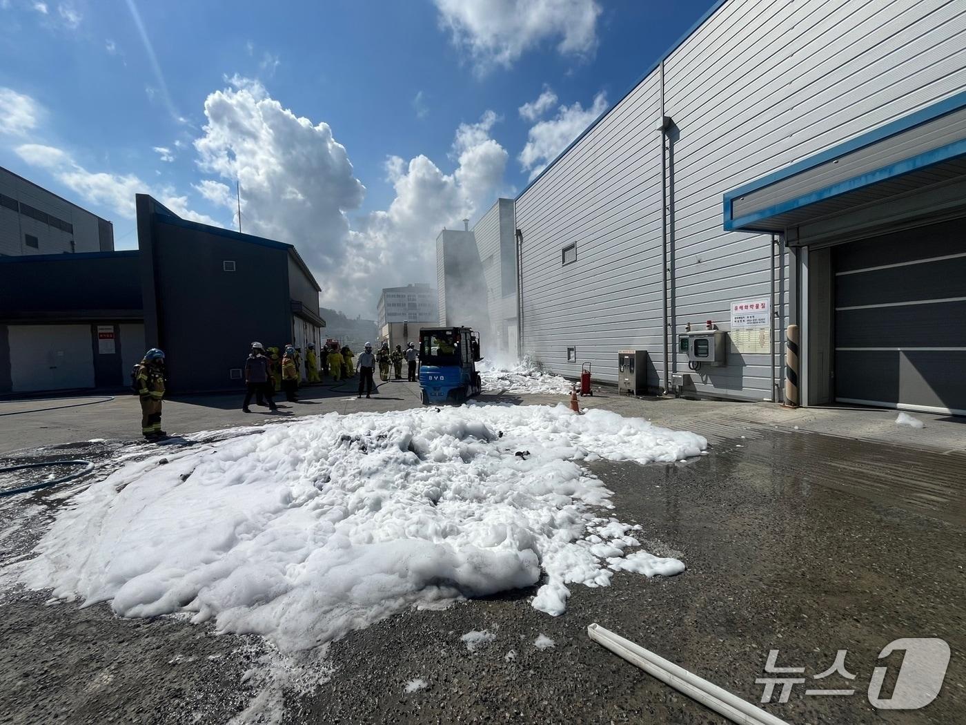 본문 이미지 - 3일 오후 1시 52분께 울산 울주군 온산읍 LG화학 온산공장 창고에 보관하던 유독성 물질에서 다량의 연기가 발생해 직원들이 대피했다.(울산소방 제공. 재판매 및 DB금지)/뉴스1