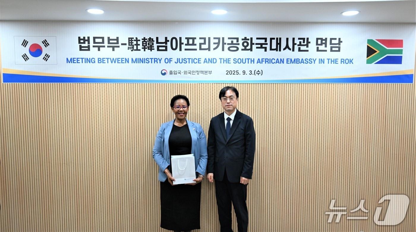 차용호 법무부 국적·통합정책단장(오른쪽)은 3일 오후 정부과천청사에서 신디 음쿠쿠 주한남아프리카공화국 대사와 만나 난민정책 정보를 공유했다. 2025.9.3./ⓒ 뉴스1(법무부 제공)