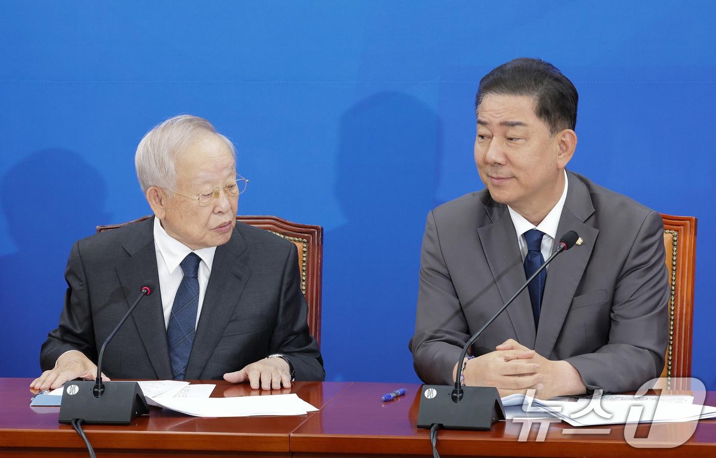 김병기 더불어민주당 원내대표가 3일 오후 서울 여의도 국회에서 경제6단체 대표단 면담에서 손경식 한국경영자총협회&#40;경총&#41; 회장과 대화하고 있다. 2025.9.3/뉴스1 ⓒ News1 신웅수 기자