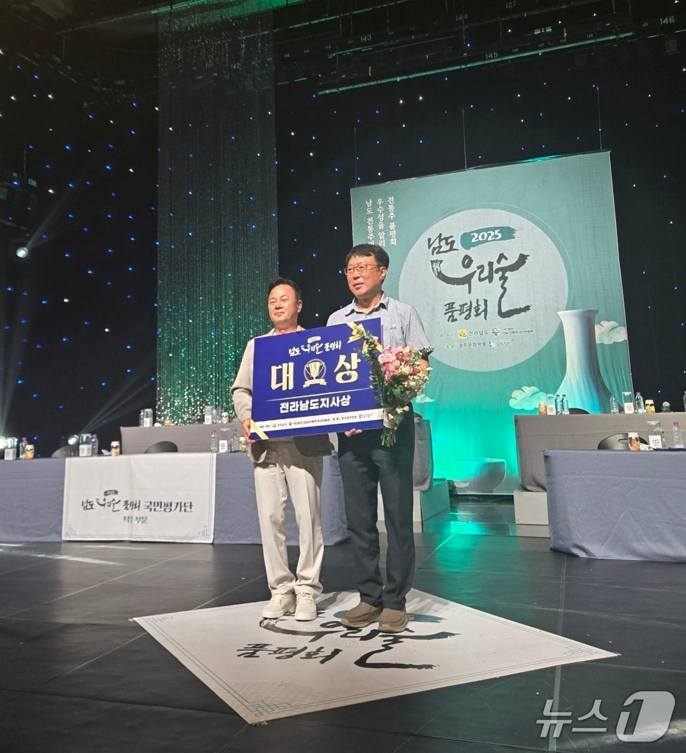 본문 이미지 - '2025년 남도 우리술 품평회'에서 ㈜섬진강의 봄(대표 이종기)이 대상을, ㈜백운주가(대표 최창석)가 인기상을 수상했다(광양시 제공) 