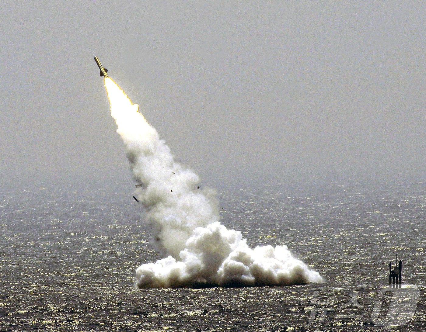 본문 이미지 - 2005년 8월 23일, 중국 동부 산둥반도에서 열린 중·러 합동 군사훈련 중 중국 잠수함에서 미사일이 발사되는 장면. ⓒ 로이터=뉴스1 ⓒ News1 구경진 기자