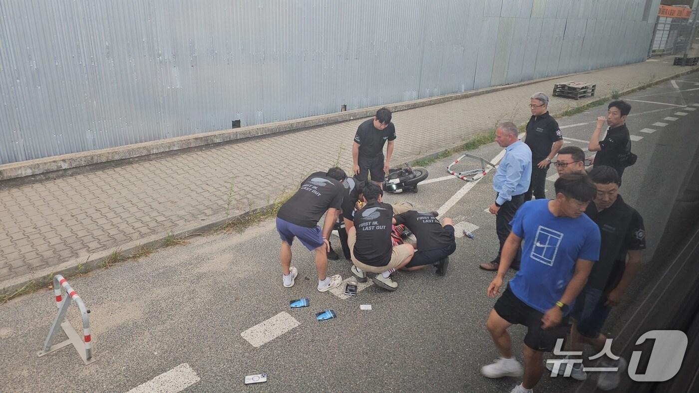 체코 브르노 시내 단독 교통사고 현장, 사고 당시 의식확인 중 촬영된 사진(소방청 제공)