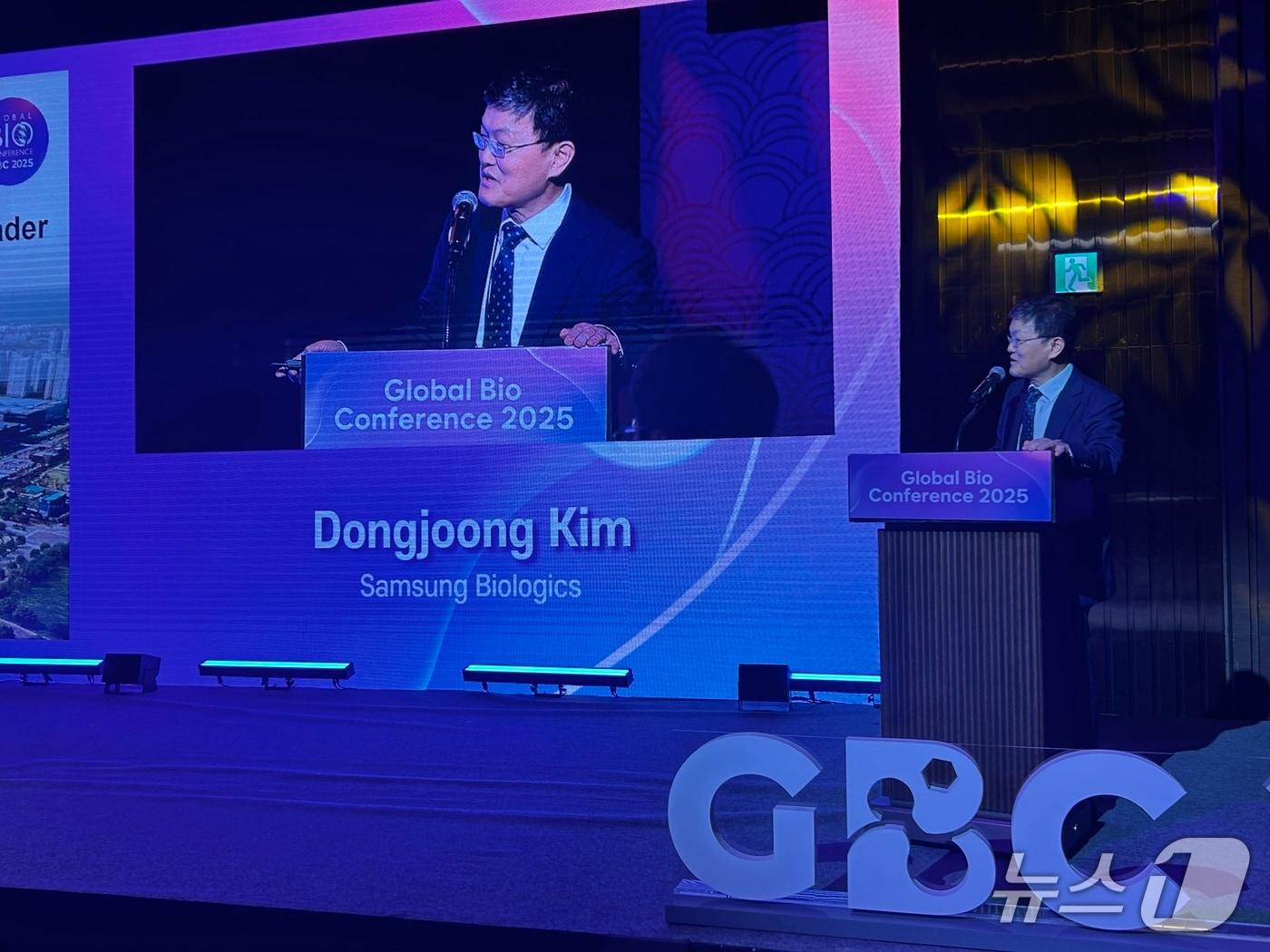 본문 이미지 -  3일 서울 강남구 그랜드 인터컨티넨탈 파르나스 서울호텔에서 열린 '2025 글로벌 바이오 콘퍼런스'에서 김동중 삼성바이오로직스 부사장이 강연을 하고 있다. 2025.9.3/뉴스1 ⓒ News1 문대현 기자