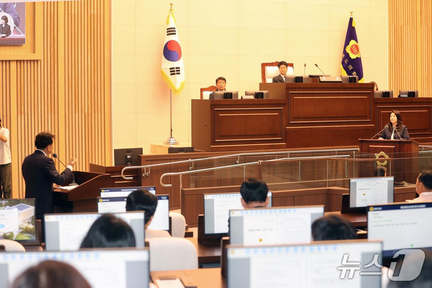 충북도의회 대집행기관 질문에서 박진희 의원과 김영환 지사가 질문과 답을 이어가고 있다. &#40;도의회 제공&#41;  /뉴스1