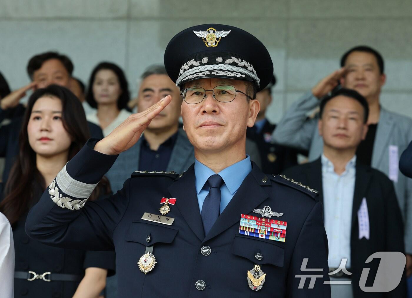 본문 이미지 - 손석락 신임 공군참모총장이 3일 충남 계룡대에서 열린 공군참모총장 이·취임식 및 이양수 대장 전역식에서 거수경례를 하고 있다. 2025.9.3/뉴스1 ⓒ News1 김기태 기자