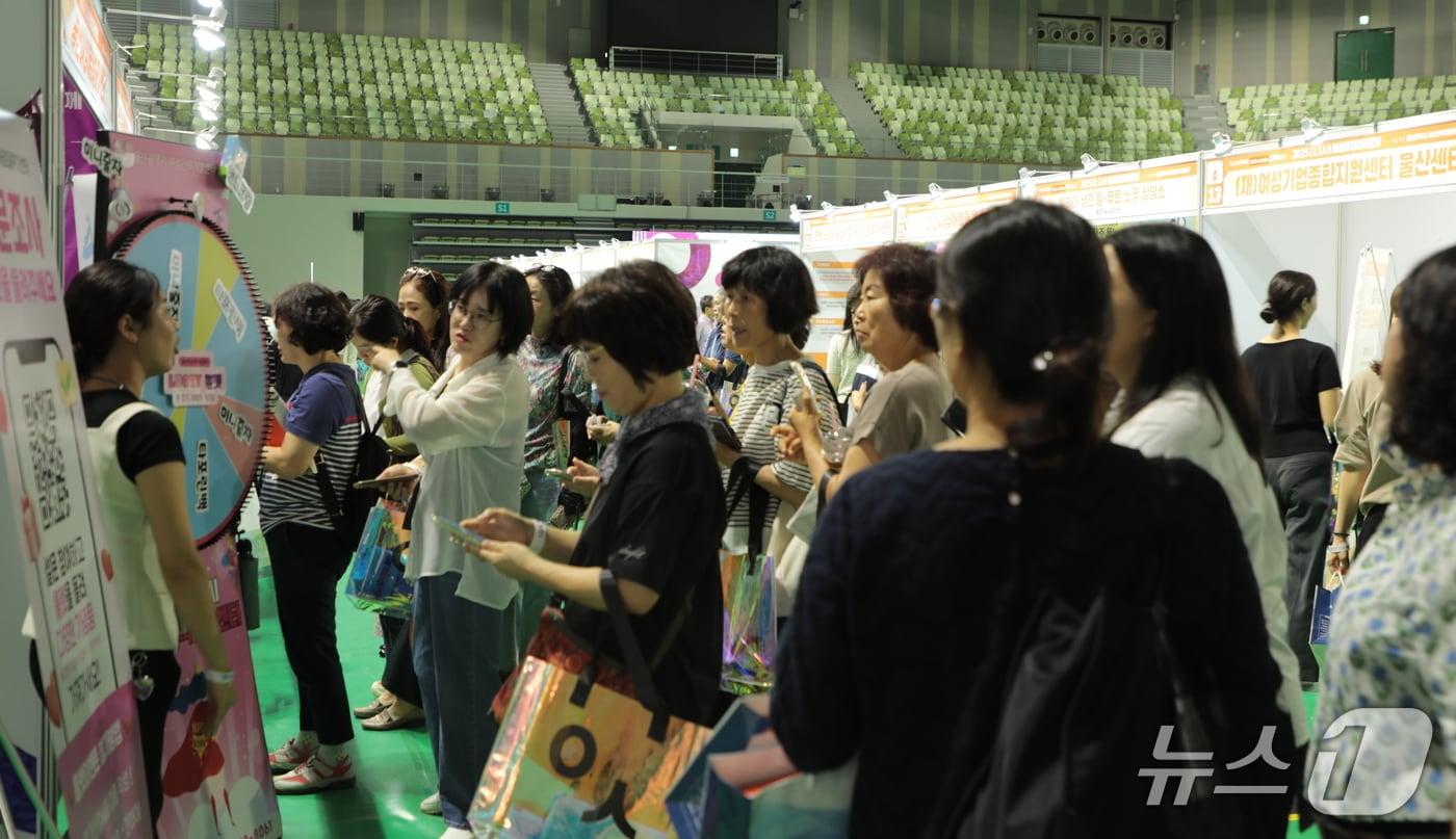 3일 울산 남구 문수체육관에서 열린 &#39;여성 일자리 박람회&#39;에서 구직자들이 설명을 듣고 있다.2025.9.3./뉴스1 김세은 기자