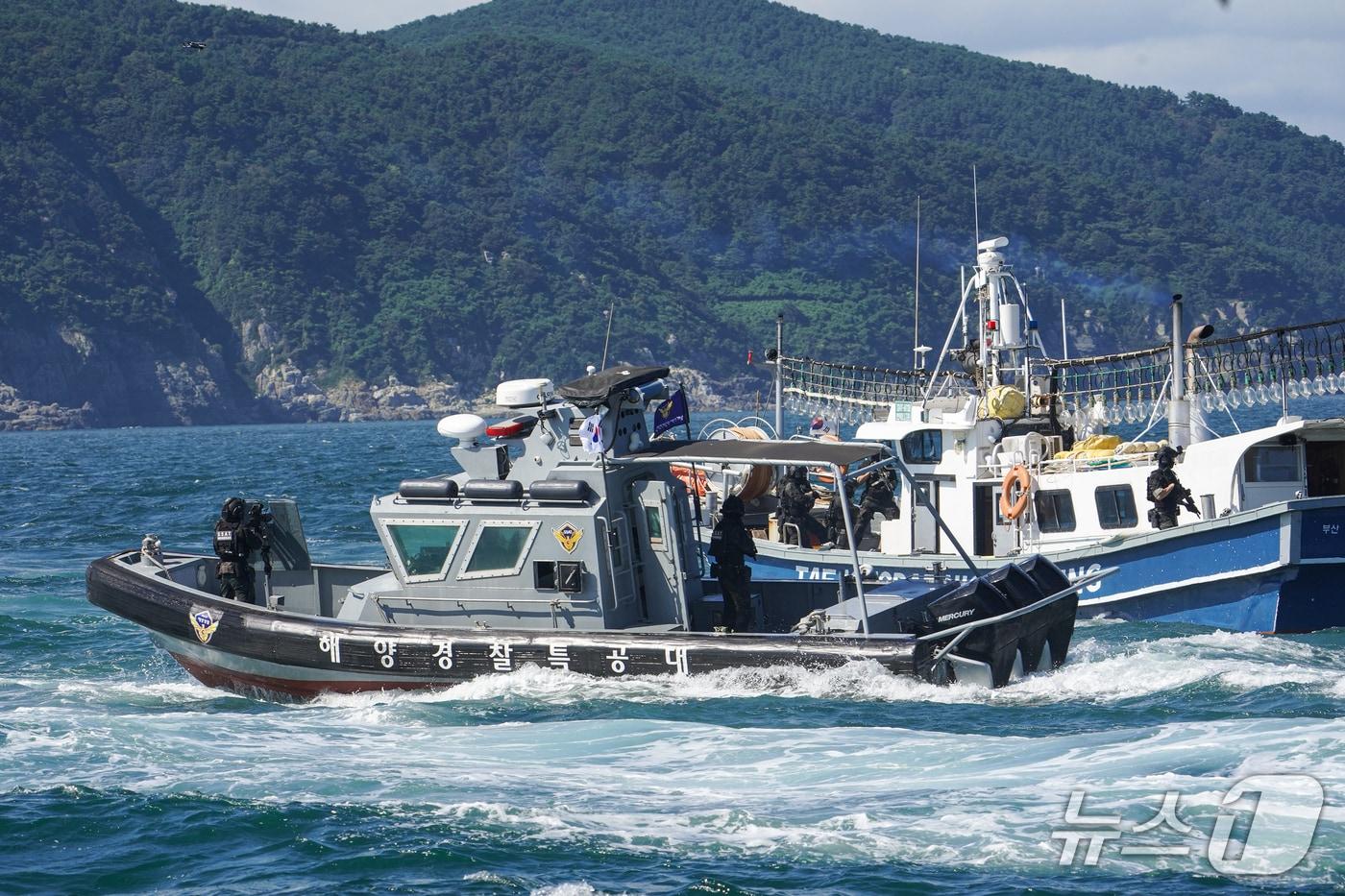 남해지방해양경찰청이 해양 대테러 훈련을 실시하고 있다.(남해해경청 제공. 재판매 및 DB 금지)
