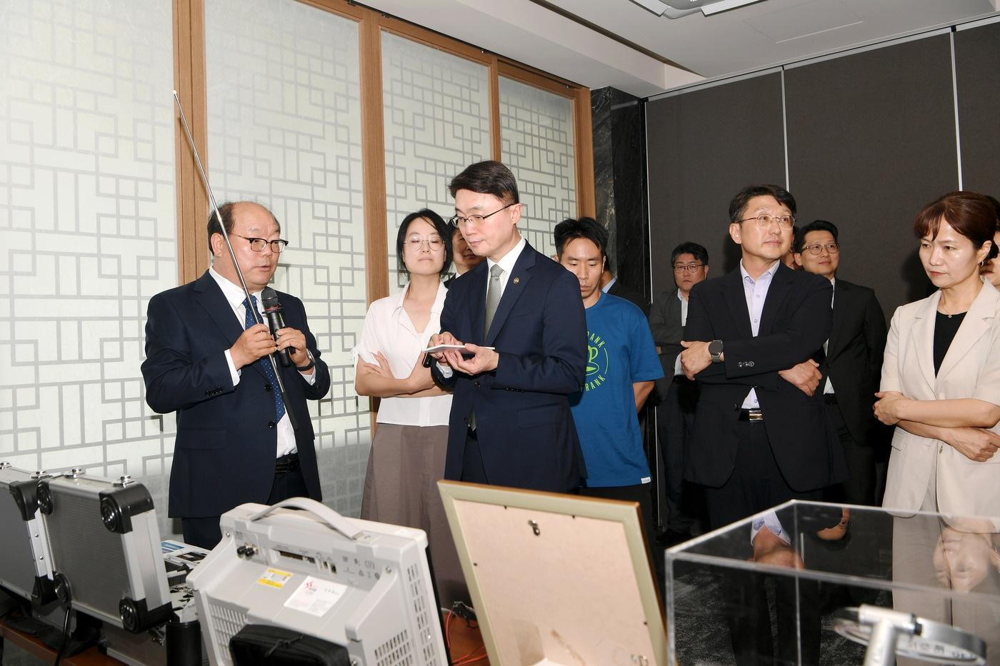 류제명 과학기술정보통신부 제2차관이 3일 오후 서울 성북구 국민대학교 양자캠퍼스를 방문해 국민대학교가 개발한 양자보안기술 기반의 차량원격제어기술 시연을 참관하고 있다. (과기정통부 제공)