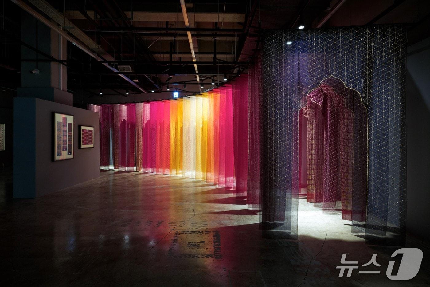  유정혜, <금빛 베일_금빛으로 살짝 덮인 신비로운 장막>(2025) 외, 《현대 트랜스로컬 시리즈: 엮음과 짜임》 전시 전경출처. 사진: 김우일, 청주공예비엔날레조직위원회 제공 