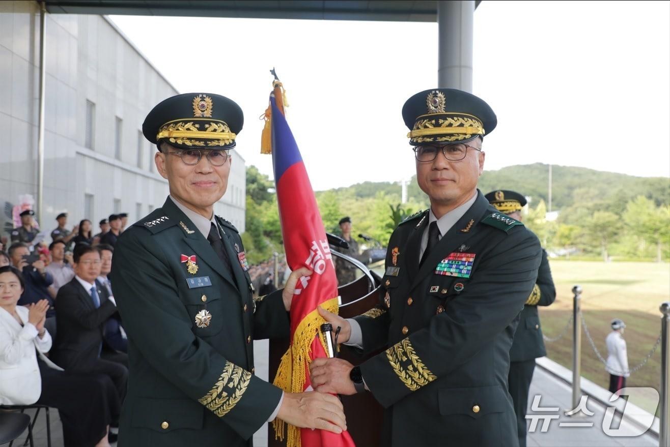 본문 이미지 - 3일 지상작전사령부에서 열린 지상작전사령관 겸 지상군구성군사령관 취임식에서 주성운 신임 사령관&#40;오른쪽&#41;이 김규하 육군참모총장으로부터 부대기를 이양받고 있다.&#40;지작사 제공&#41;