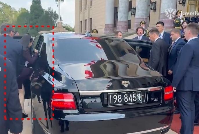 본문 이미지 - 김정은 북한 노동당 총비서와 블라디미르 푸틴 러시아 대통령이 3일 중국 전승절 리셉션 후 탑승한 의전차량에 김여정(점선) 당 부부장이 따라 동승하는 모습이 보인다.(크렘린궁 영상 캡처)