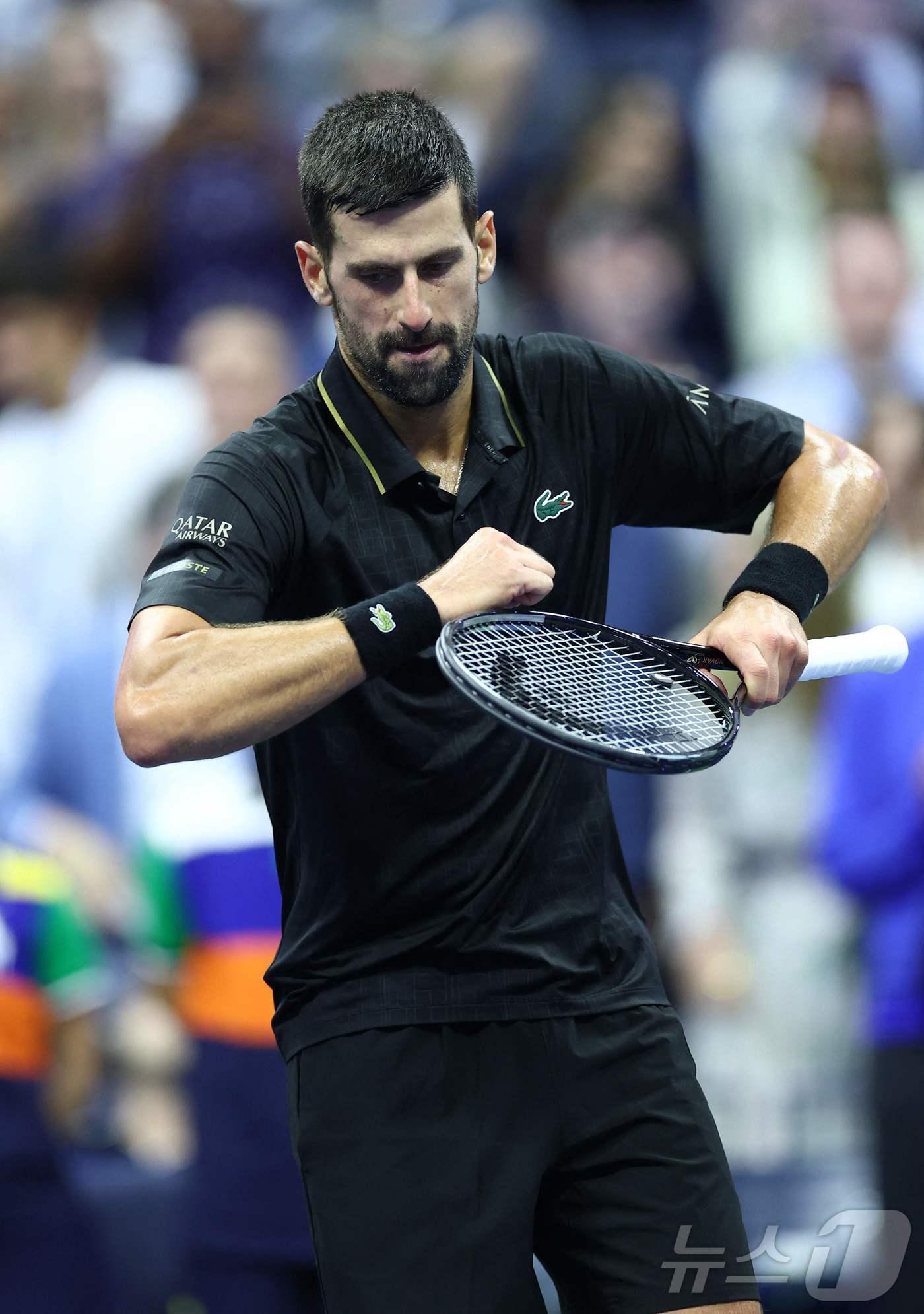 본문 이미지 - 노박 조코비치가 3일(한국시간) 열린 US오픈 남자 단식 8강에서 승리한 뒤 '케이팝 데몬 헌터스' 수록곡 '소다 팝'의 댄스를 춰 화제를 모았다. ⓒ AFP=뉴스1