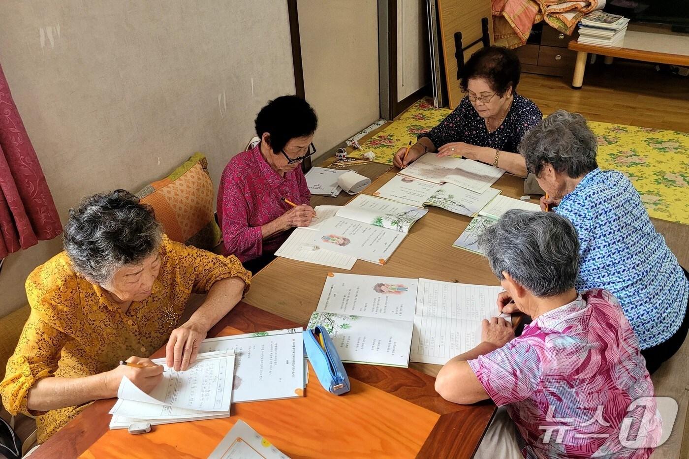전북 무주군 적상면 성내마을의 성인문해교육 수강생들의 모습.&#40;무주군 제공. 재판매 및 DB금지&#41;