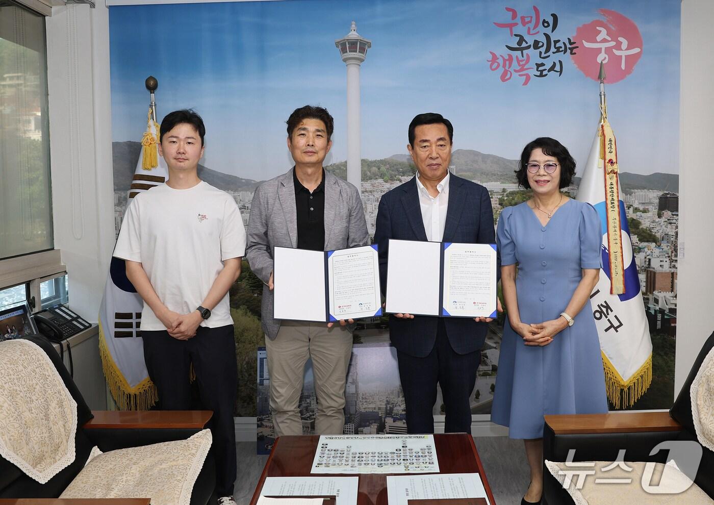 부산 중구와 롯데GRS 컨세션 영남지점 관계자들이 업무 협약식에서 기념사진을 촬영하고 있다. (중구 제공. 재판매 및 DB 금지)