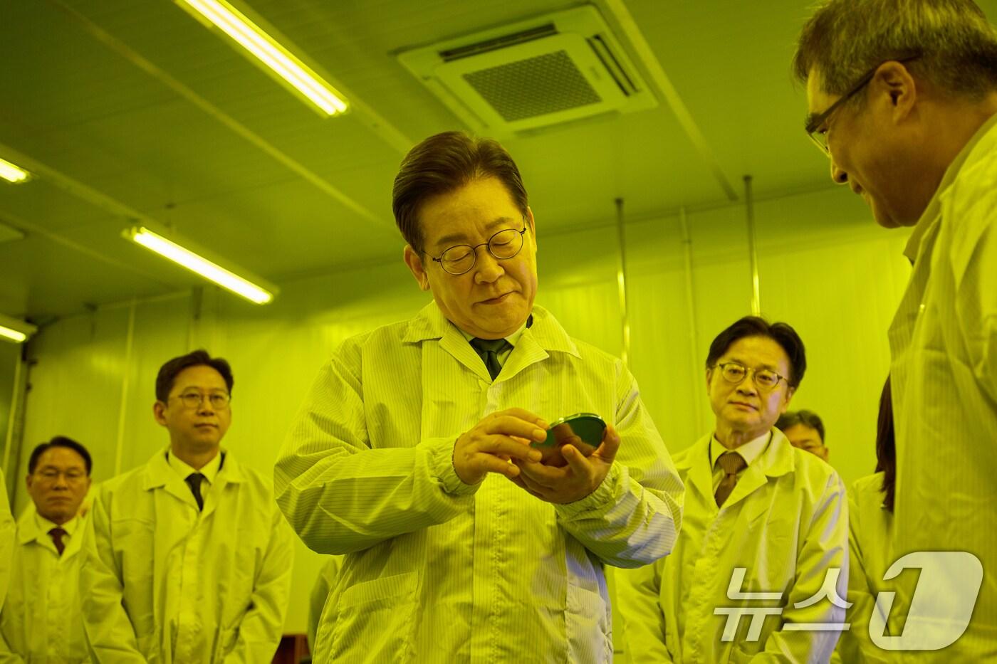 이재명 대통령이 3일 경기 안산시 새솔다이아몬드공업을 방문해 현장을 둘러보고 있다. &#40;대통령실 제공. 재판매 및 DB 금지&#41; 2025.9.3/뉴스1 ⓒ News1 허경 기자