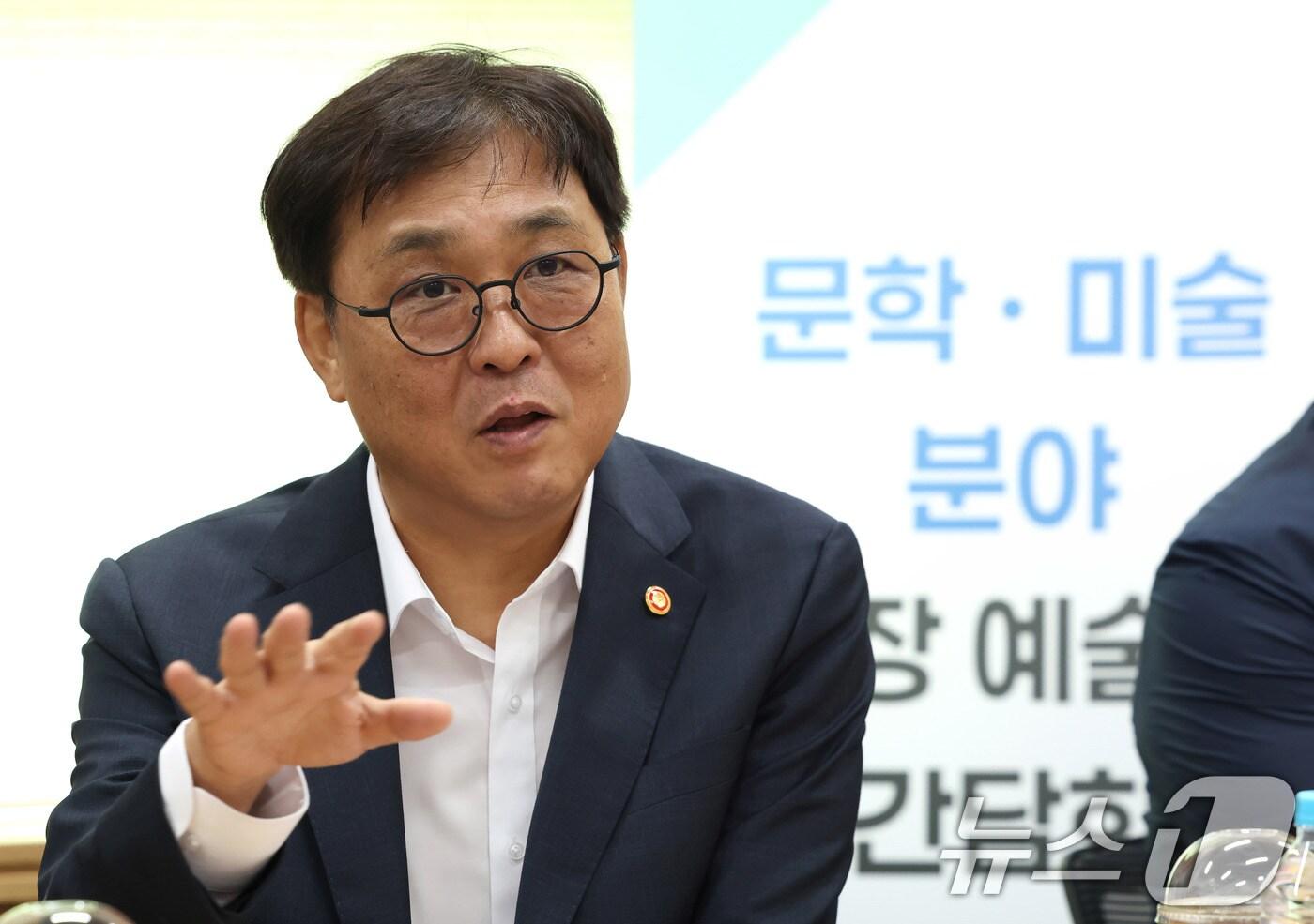 최휘영 문화체육관광부 장관이 3일 서울 종로구 예술가의집에서 문학·미술분야 현장 예술인을 만나 현장 의견을 수렴하고 있다. (문화체육관광부 제공. 재판매 및 DB 금지) 2025.9.3/뉴스1 ⓒ News1 박지혜 기자