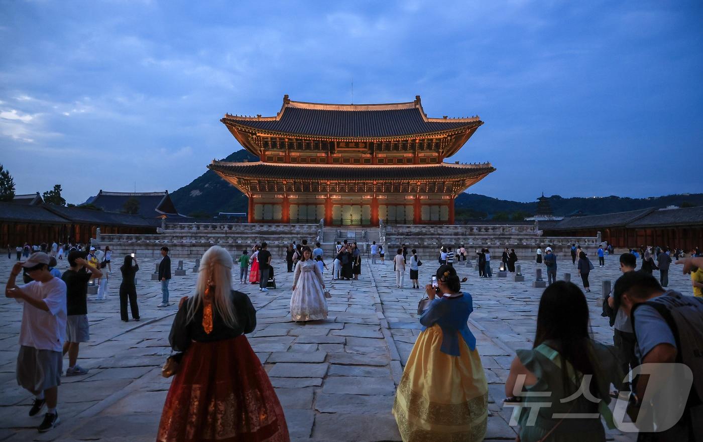 경복궁 야간 관람이 시작된 3일 오후 서울 종로구 경복궁을 찾은 시민들이 궐내를 둘러보고 있다. 국가유산청 궁능유적본부 경복궁관리소는 이날부터 오는 28일까지 &#39;2025년 하반기 경복궁 야간관람&#39;을 운영한다고 밝혔다. 운영시간은 오후 7시부터 9시 30분까지다. 2025.9.3/뉴스1 ⓒ News1 김진환 기자