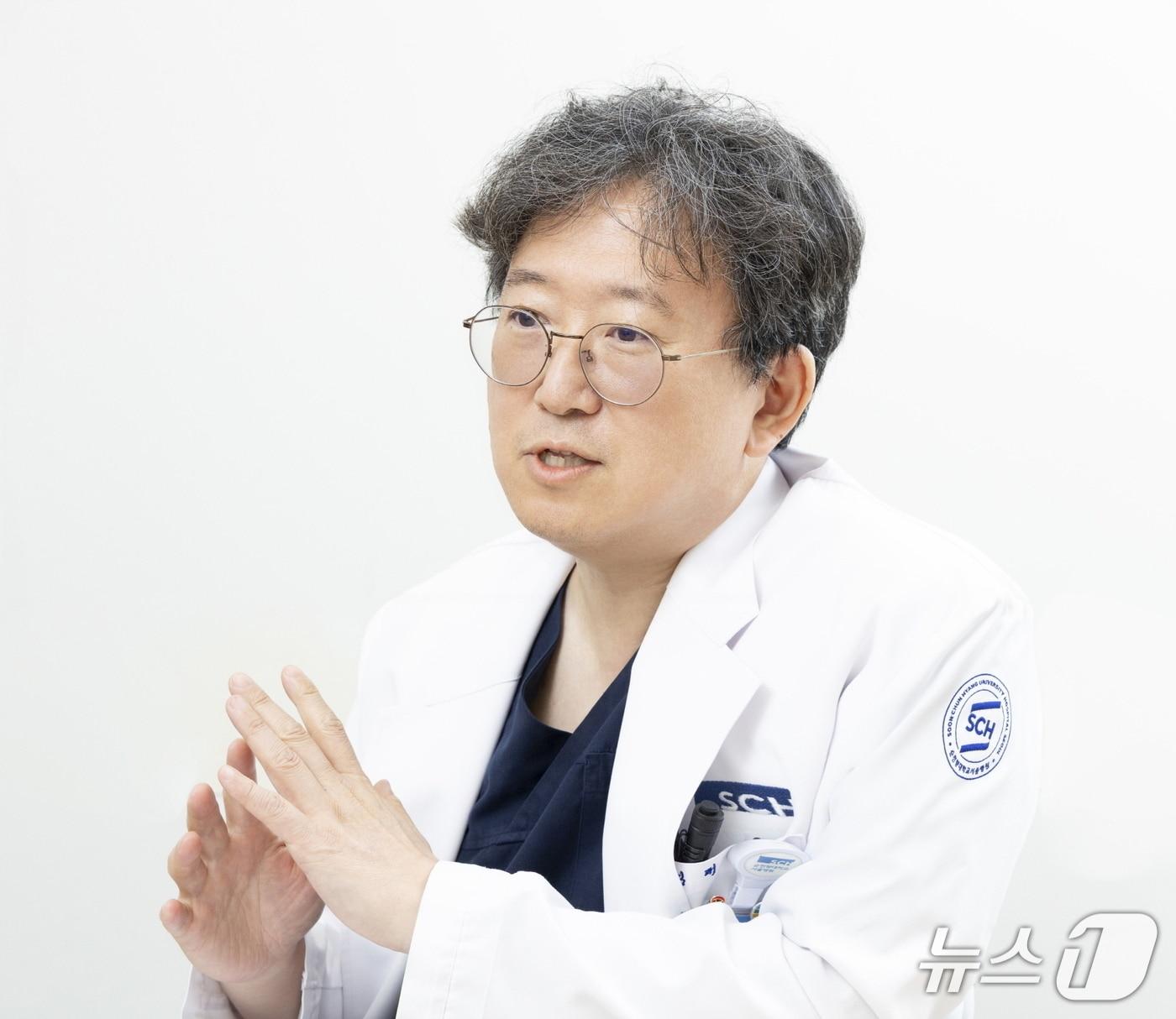 본문 이미지 - 김태형 순천향대 서울병원 감염내과 교수는 &#34;위내시경 검사에서 이상소견이 발견되면 바로 소화기내과 진료를 거쳐 치료가 이어지는 일처럼 HIV 진료도 같은 방향으로 나아가야 하고 변화하고 있다&#34;며 &#34;조금만 용기를 내 치료를 시작한다면 HIV는 더 이상 삶을 가로막는 장벽이 될 수 없다&#34;고 소개했다.