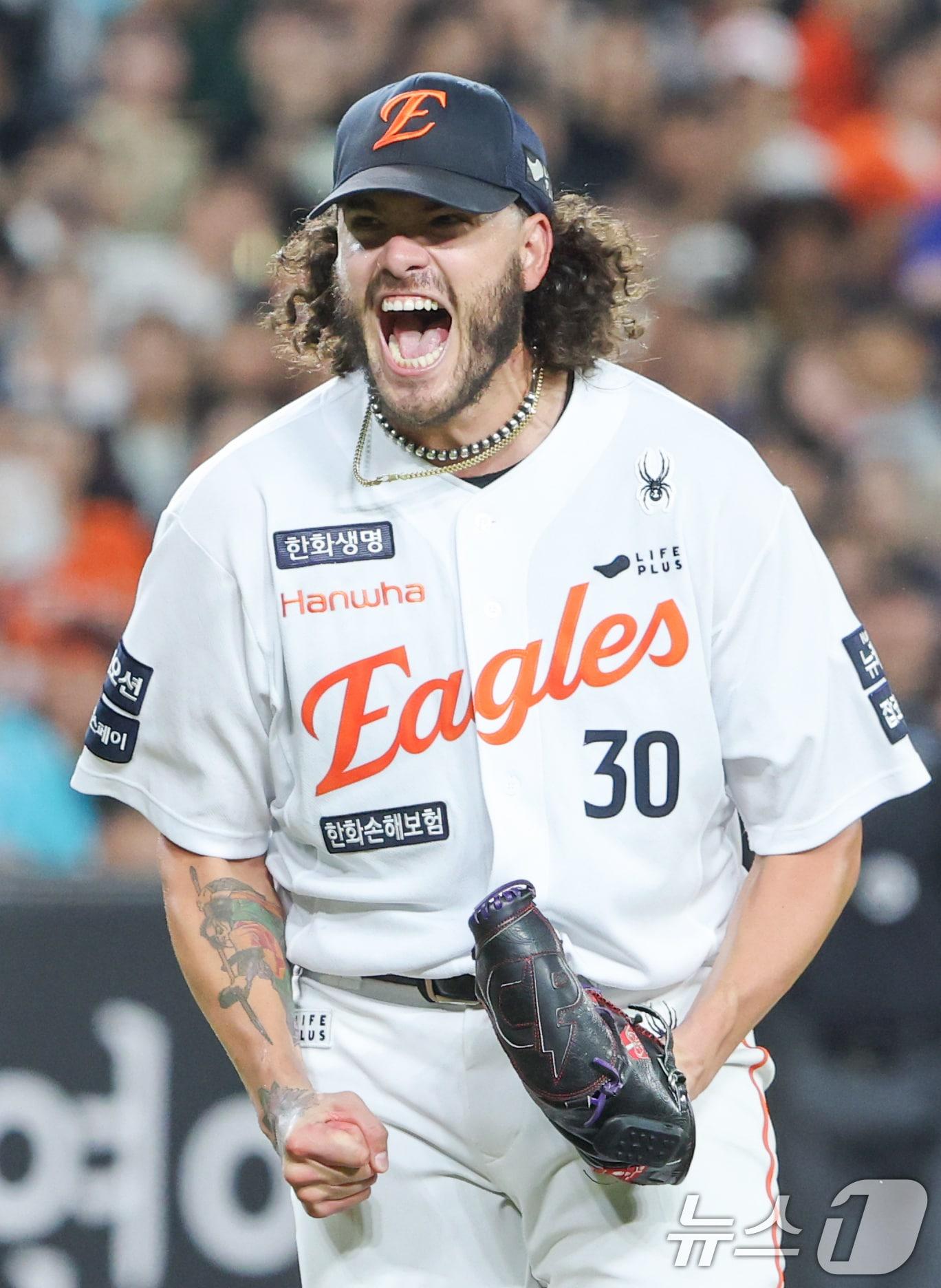 본문 이미지 - 3일 대전 한화생명 볼파크에서 열린 프로야구 '2025 신한 SOL뱅크 KBO 리그' NC 다이노스와 한화 이글스 경기에서 한화 선발 폰세가 통산 삼진 226개를 기록하며 환호하고 있다. 2025.9.3/뉴스1 ⓒ News1 김기태 기자