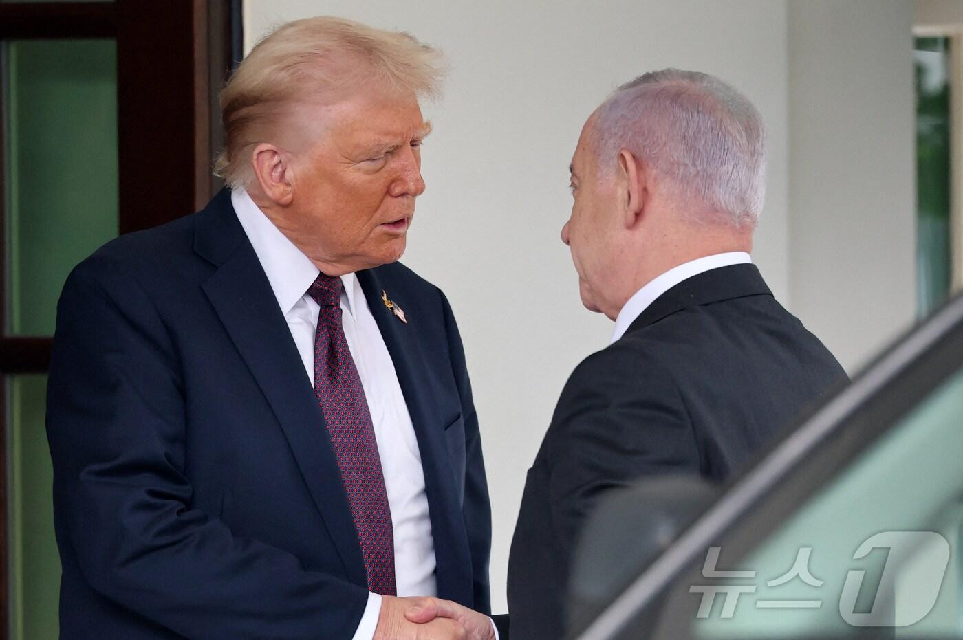 도널드 트럼프 미국 대통령이 29일&#40;현지시간&#41; 워싱턴DC 백악관에서 베냐민 네타냐후 이스라엘 총리와 만나 악수하고 있다. 두 정상은 가자지구 평화안에 대해 논의할 예정이다. 2025.09.29. ⓒ 로이터=뉴스1 ⓒ News1 류정민 특파원