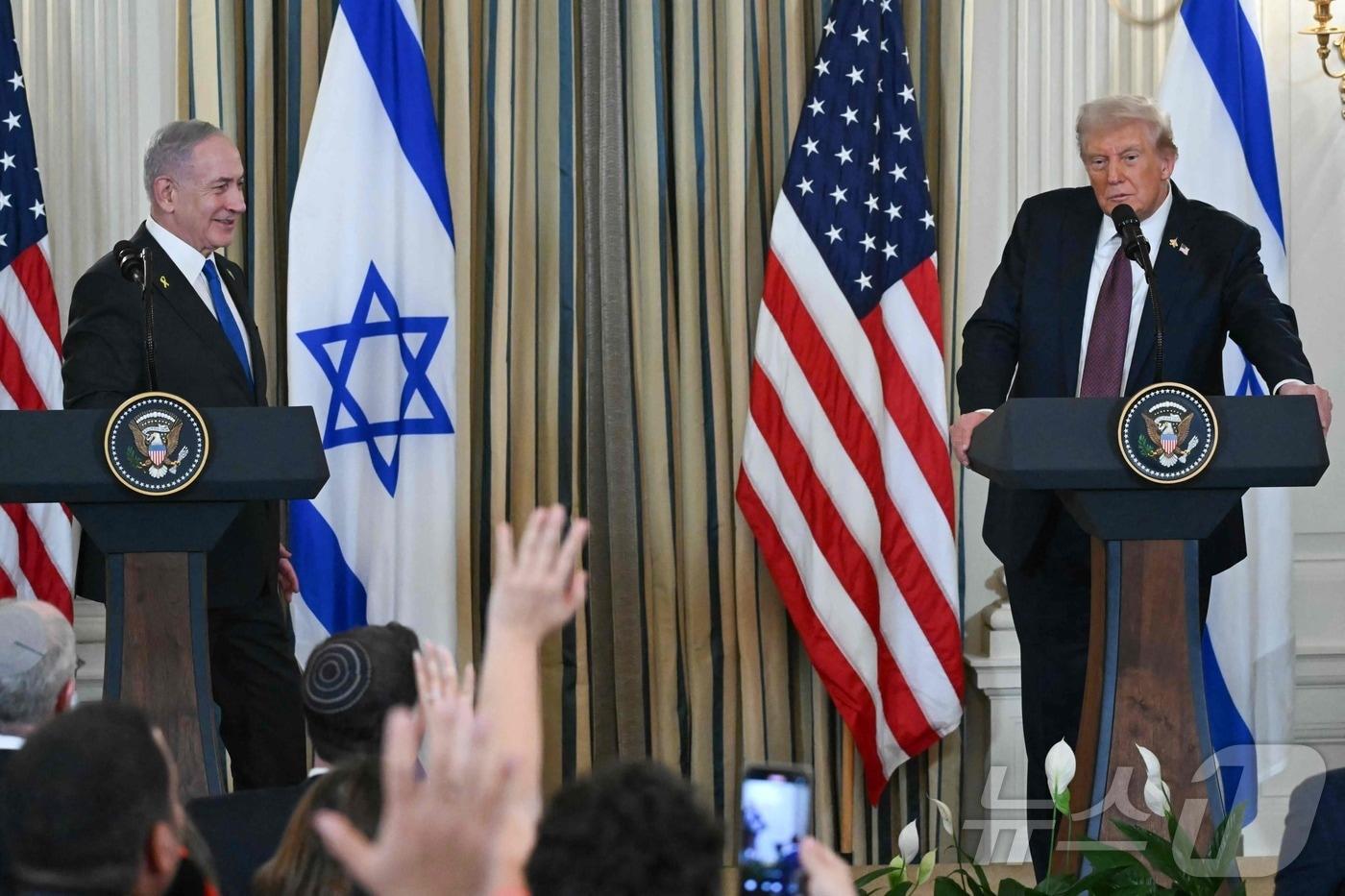 도널드 트럼프 미국 대통령과 베냐민 네타냐후 이스라엘 총리가 29일&#40;현지시간&#41; 미국 워싱턴DC에서 가자지구에서의 이스라엘군 단계적 철수와 평화위원회 및 국제안정화군 설치 등을 제안하는 가자전쟁 종식안을 발표하고 있다. 2025.09.29. ⓒ AFP=뉴스1 ⓒ News1 류정민 특파원