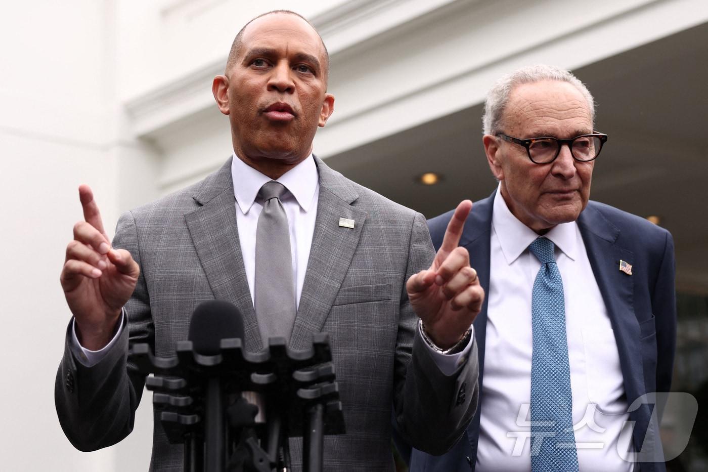 29일&#40;현지시간&#41; 미국 민주당의 척 슈머&#40;오른쪽&#41; 상원 원내대표와 하킴 제프리스 하원 원내대표가 백악관에서 도널드 트럼프 대통령과의 회동을 마친 뒤 취재진에게 그 결과를 설명하고 있다. 2025.09.29 ⓒ 로이터=뉴스1 ⓒ