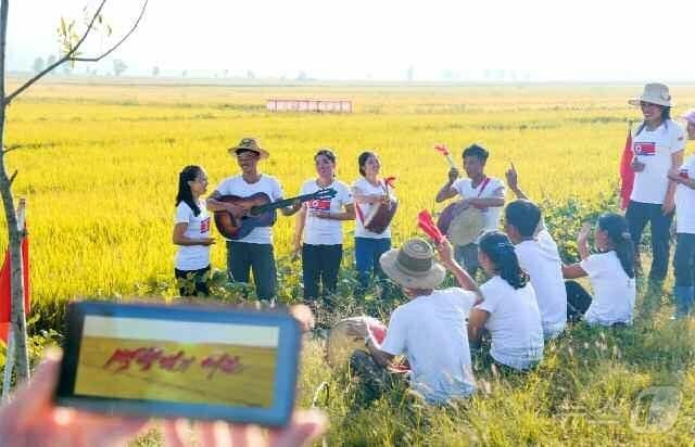 본문 이미지 - &#40;평양 노동신문=뉴스1&#41; = 북한 노동당 기관지 노동신문은 30일 &#34;새 시대 농촌혁명강령이 꽃피운 만풍년의 기쁨&#34;이라며 평안남북도를 조명했다. [국내에서만 사용가능. 재배포 금지. DB 금지. For Use Only in the Republic of Korea. Redistribution Prohibited] rodongphoto@news1.kr