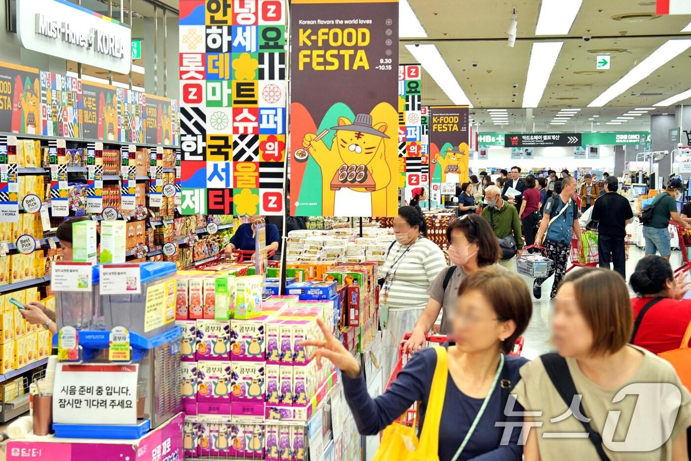 중국인 관광객 무비자 입국이 허용된 지난 29일 서울 중구 롯데마트 제타플렉스 서울역점에서 중국인 등 외국인 관광객들이 장을 보고 있다. 롯데마트는 30일부터 내달 15일까지 제타플렉스 서울역점을 비롯한 외국인 특화매장 10개 점에서 'K푸드 페스타'를 진행한다고 밝혔다. (사진은 기사 내용과 무관함. (롯데마트 제공. 재판매 및 DB 금지) 2025.9.30/뉴스1
