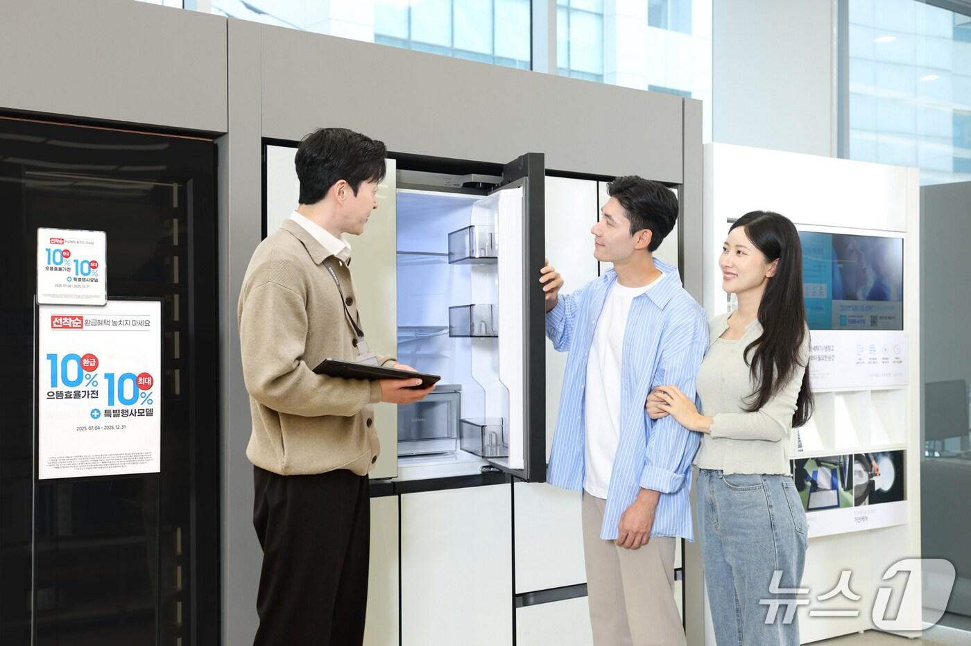 삼성전자의 에너지소비효율 1등급 가전제품 판매가 정부의 &#39;으뜸효율 가전제품 환급사업&#39;에 동참한 지난 2개월간 전년 동기 대비 약 20% 증가했다. &#40;사진제공 = 삼성전자&#41; 