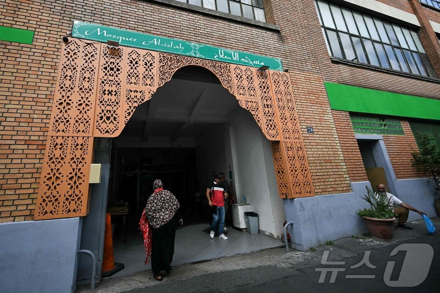 지난 9일 파리 외곽 센생드니 몽트뢰유에 있는 이슬라 모스크에서 신도들이 출입하고 있다. 이날 아침 일찍 건물 입구에서 돼지머리가 발견된 직후였다. 세르비아 경찰은 지난 29일 프랑스와 독일에서 증오 범죄 혐의로 11명을 체포했다고 발표했다. ⓒ AFP=뉴스1