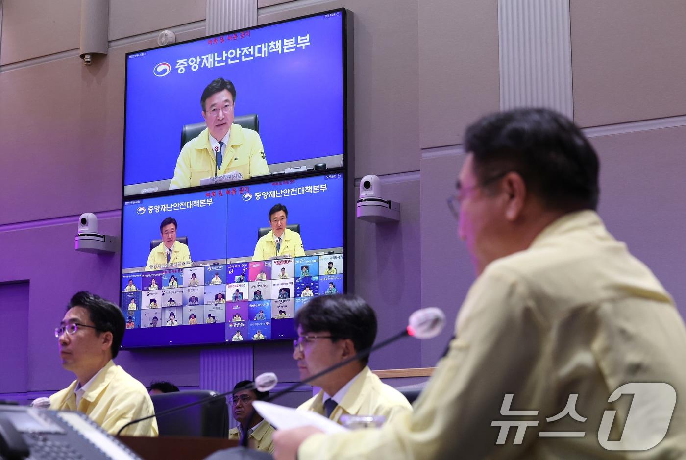 본문 이미지 - 윤호중 행정안전부 장관이 30일 오전 서울 종로구 정부서울청사에서 서울상황센터에서 열린 국가정보자원관리원(국정자원) 행정정보시스템 화재 관련 중앙재난안전대책본부 회의에서 발언을 하고 있다. 2025.9.30/뉴스1 ⓒ News1 임세영 기자