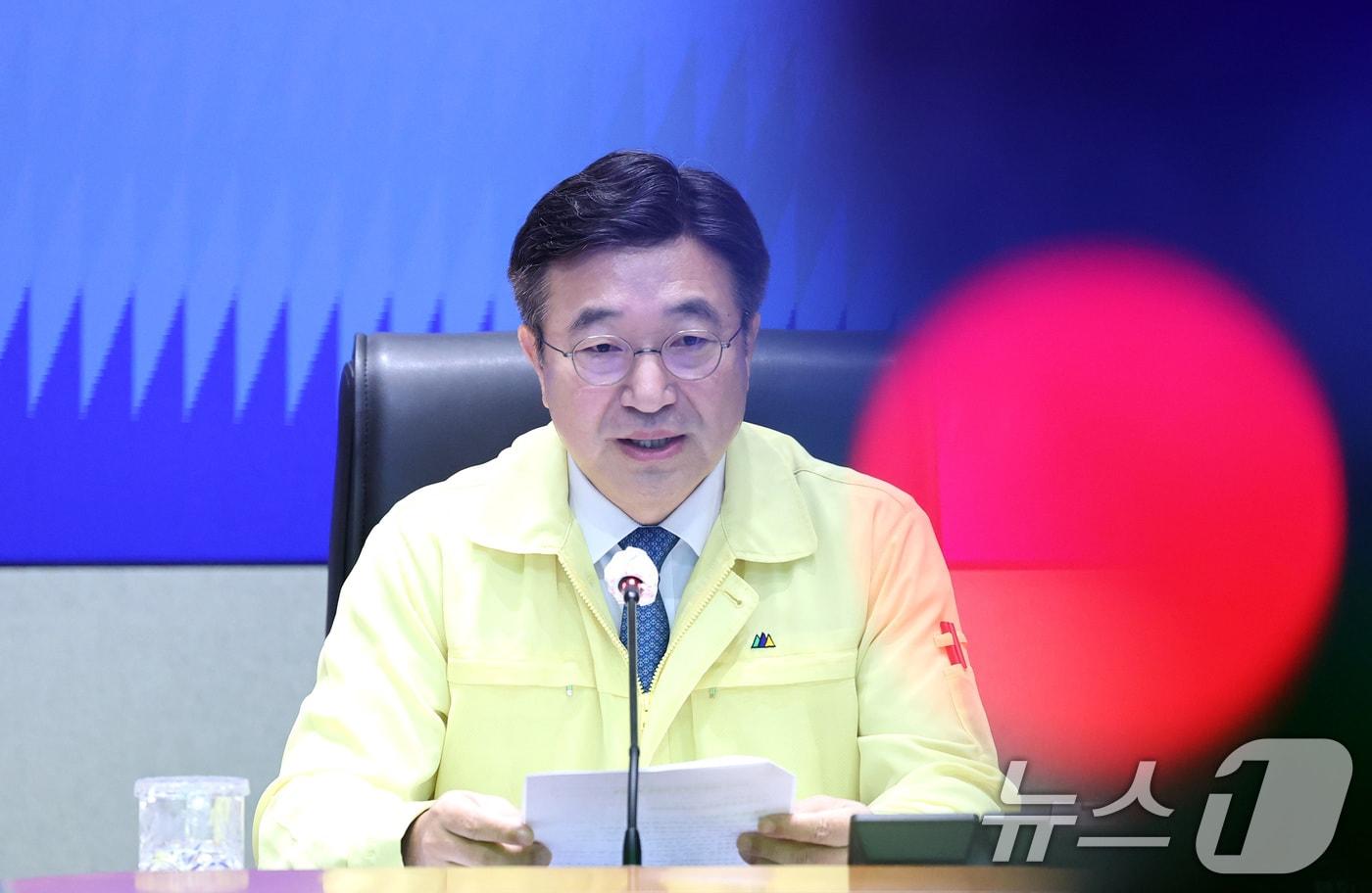 윤호중 행정안전부 장관이 30일 오전 서울 종로구 정부서울청사에서 서울상황센터에서 열린 국가정보자원관리원&#40;국정자원&#41; 행정정보시스템 화재 관련 중앙재난안전대책본부 회의에서 발언을 하고 있다. 2025.9.30/뉴스1 ⓒ News1 임세영 기자