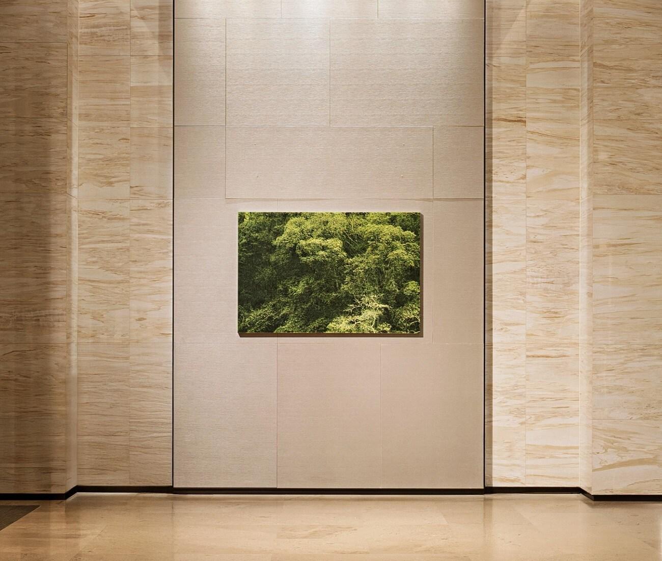 본문 이미지 -  시그니엘 부산 로비에 전시된 유봉상 작가의 작품&#40;롯데호텔앤리조트 제공&#41;.