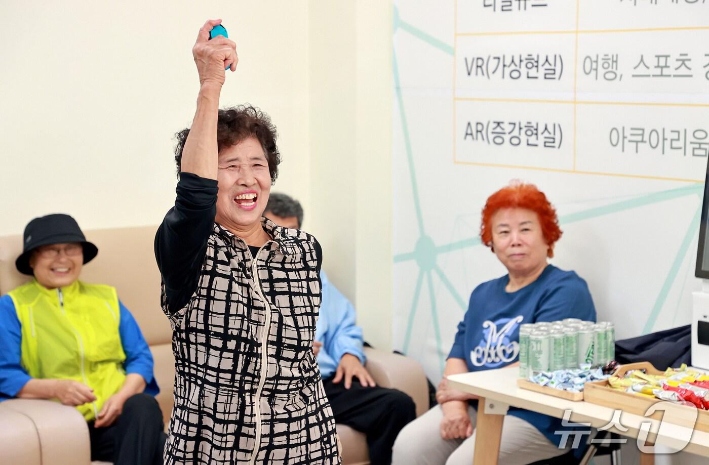 충북 괴산군 노인복지관을 찾은 어르신들이 29일 즐거운 한때를 보내고 있다.(괴산군 제공, 재판매 및 DB금지)/뉴스1