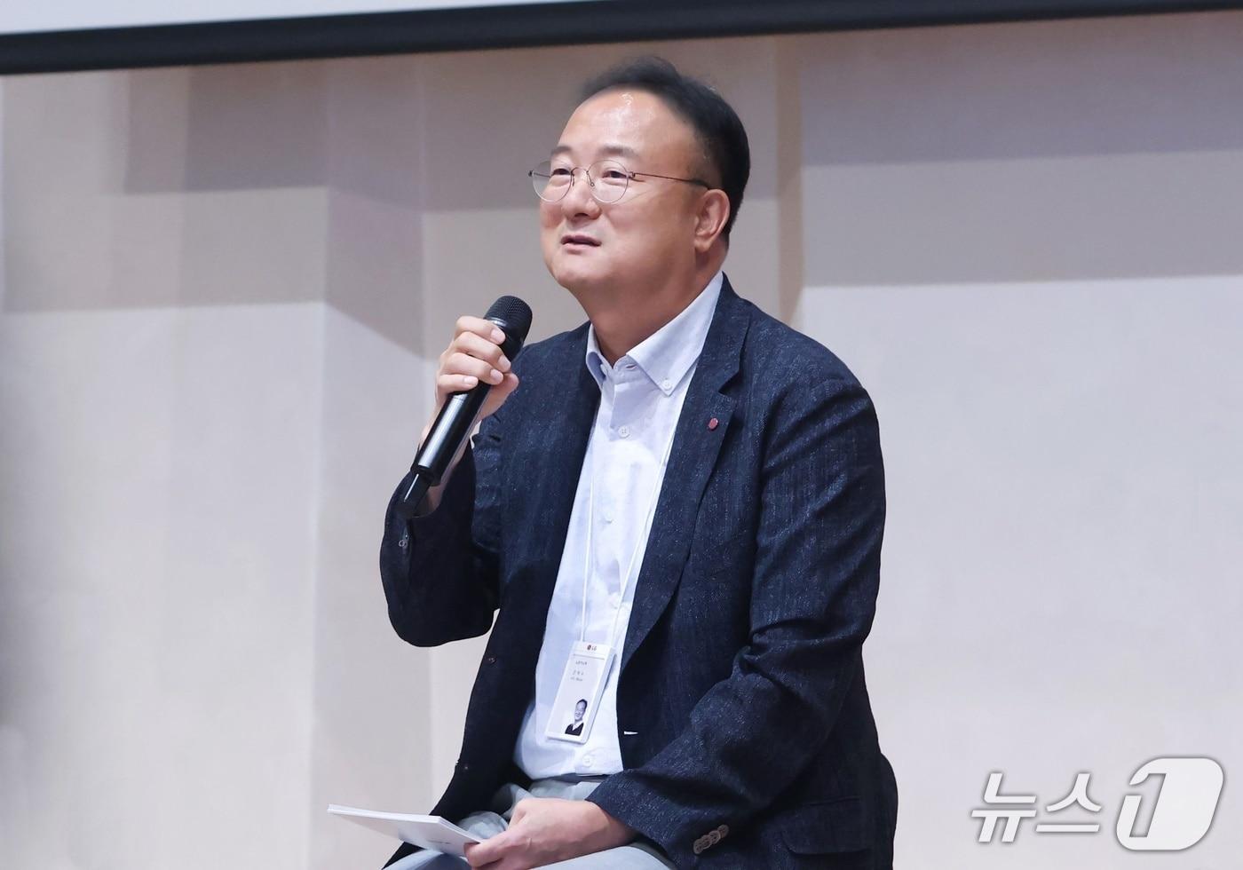 문혁수 LG이노텍 대표가 최근 열린 사업장 현장경영에서 임직원들에게 미래 신사업 계획에 대해 설명하고 있다.&#40;LG이노텍 제공&#41;