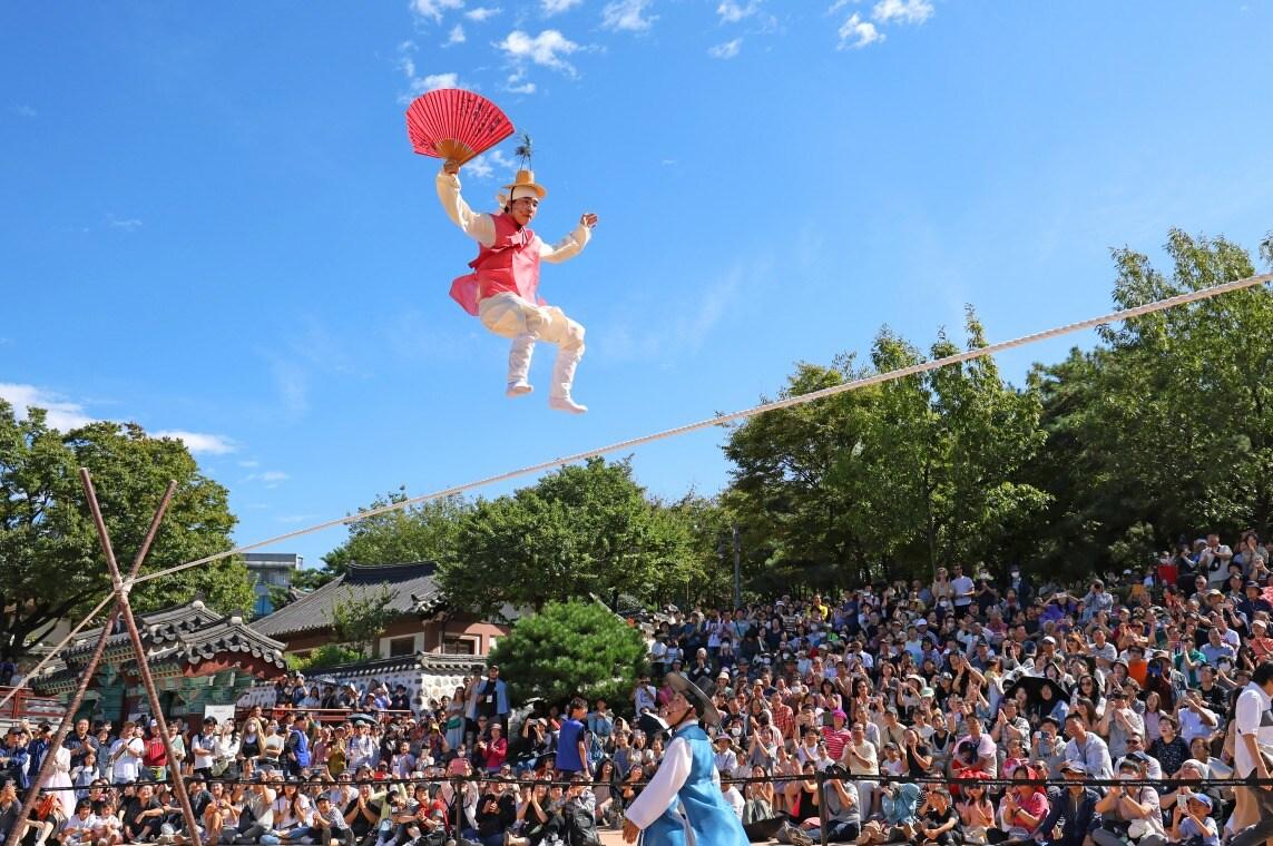 본문 이미지 - 남산골한옥마을 줄타기 공연을 관람중인 시민들&#40;서울시 제공&#41;