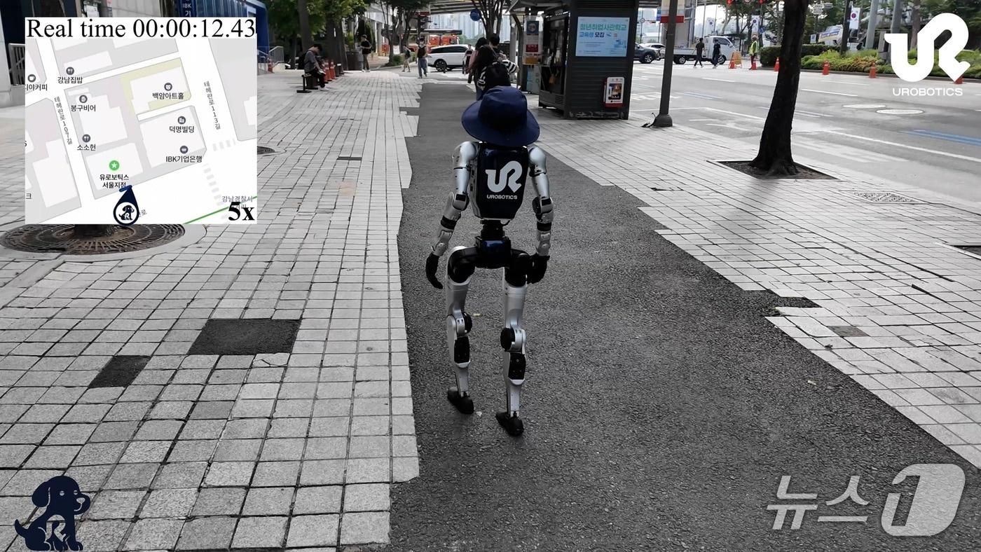  강남 도심을 걷는 유로보틱스 개발 휴머노이드&#40;KAIST 제공&#41; /뉴스1