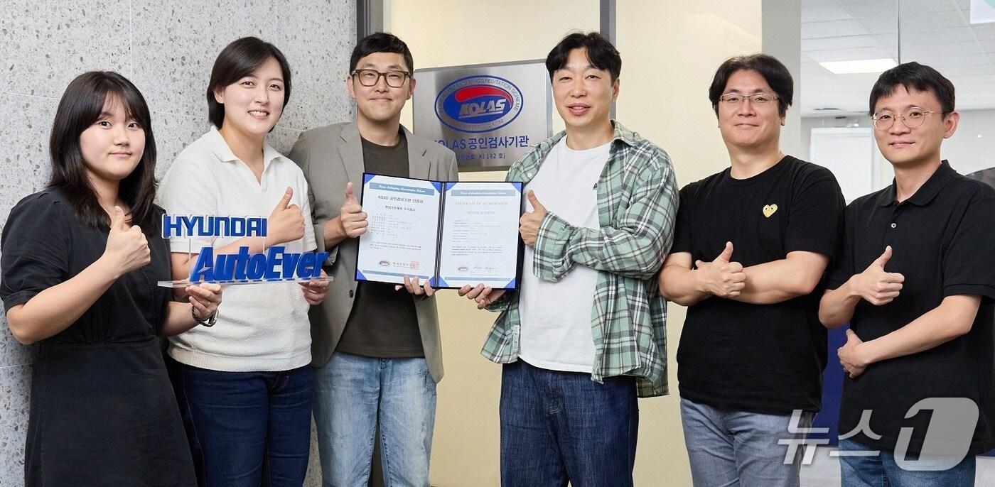 본문 이미지 - 현대오토에버가 한국인정기구(KOLAS)로부터 '도로차량 기능안전' 부문 공인검사기관으로 인정받았다. 왼쪽부터 현대오토에버 프로세스인증팀 한해리 책임, 최지윤 책임, 김정민 책임, 정지훈 차량전장SW센터장, 박경훈 차량SW평가기술실장, 최경묵 프로세스인증팀장(현대오토에버 제공). 2025.09.30.