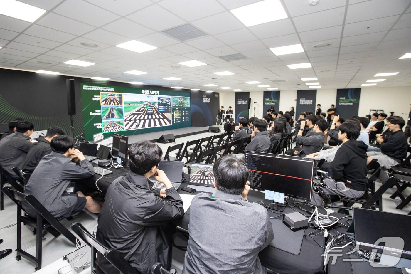 2025 자율주행 챌린지 2차 대회 예선 참가 대학생들이 가상도로 환경에서 자율주행 미션을 수행하고 있다. &#40;현대차그룹 제공&#41; 