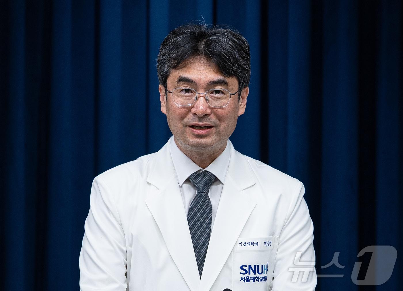 본문 이미지 - 박상민 대통령 주치의가 30일 서울 용산 대통령실 청사에서 영부인 일정 관련 브리핑을 하고 있다. ⓒ News1 이재명 기자