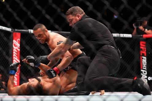 본문 이미지 - 카를로스 울버그가 도미닉 레예스를 꺾고 UFC 9연승 행진을 달렸다.&#40;UFC 제공&#41;