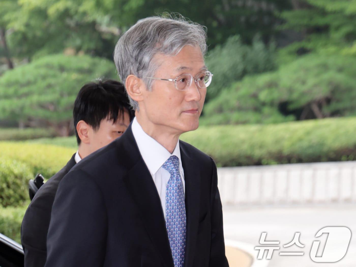 본문 이미지 - 조희대 대법원장이 30일 오전 서울 서초구 대법원으로 출근하고 있다. 조 대법원장은 이날 예정된 국회 법제사법위원회의 ‘대법원장 대선 개입 의혹 긴급 청문회&#39;에 불출석 사유서를 제출한 상황이다.2025.9.30/뉴스1 ⓒ News1 황기선 기자