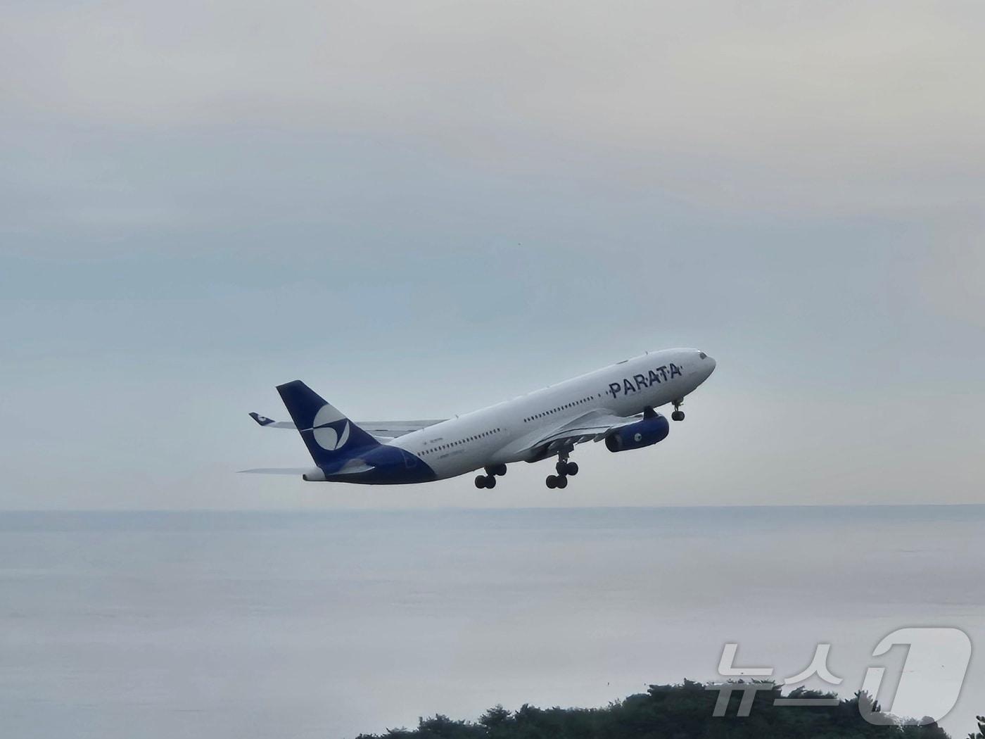 본문 이미지 - 강원 양양~제주 항공 정기노선이 재개된 30일 오전 파라타항공 A330&#40;294석&#41;이 강원 양양군 손양면 양양국제공항 활주로에서 제주로 향하기 위해 이륙하고 있다. 파라타항공은 이날부터 양양발 제주행 1회, 제주발 양양행 1회 왕복노선을 운행한다. 2025.9.30/뉴스1 ⓒ News1 윤왕근 기자