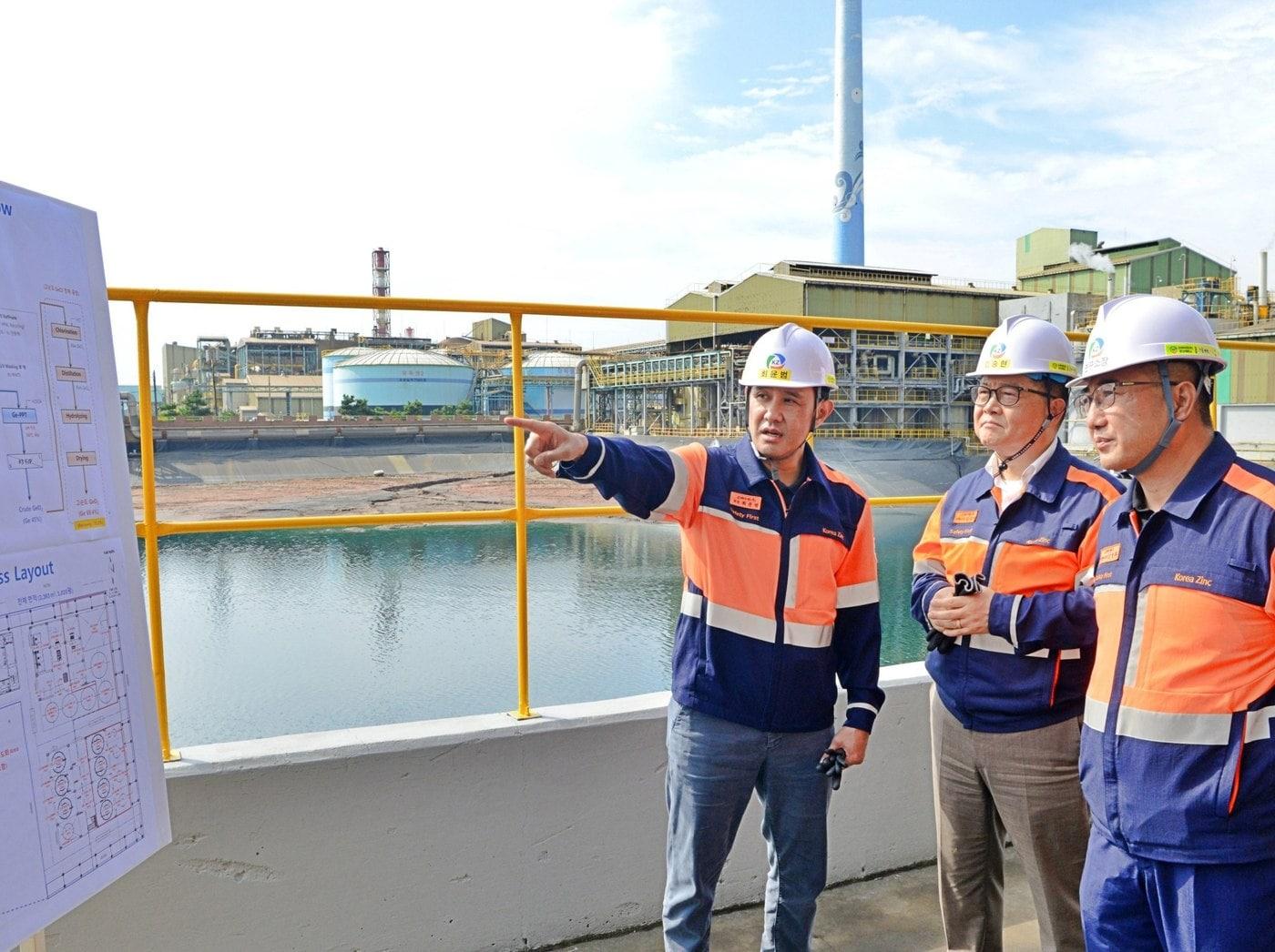 본문 이미지 - 28~29일 울산 온산제련소를 방문한 최윤범 고려아연 회장이 게르마늄 공장 신설 준비 현장을 점검하고 있다.&#40;고려아연 제공&#41;