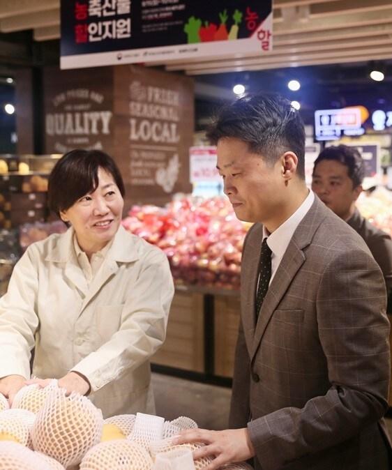 본문 이미지 - 지난 28일 송미령 농식품부 장관&#40;사진 왼쪽&#41;과 황성윤 이랜드 유통 부문 총괄 대표가 킴스클럽 강남점을 직접 방문해 농축산물 수급과 가격 동향을 점검하고 할인 행사 운영 상황을 살폈다.&#40;이랜드리테일 제공&#41;