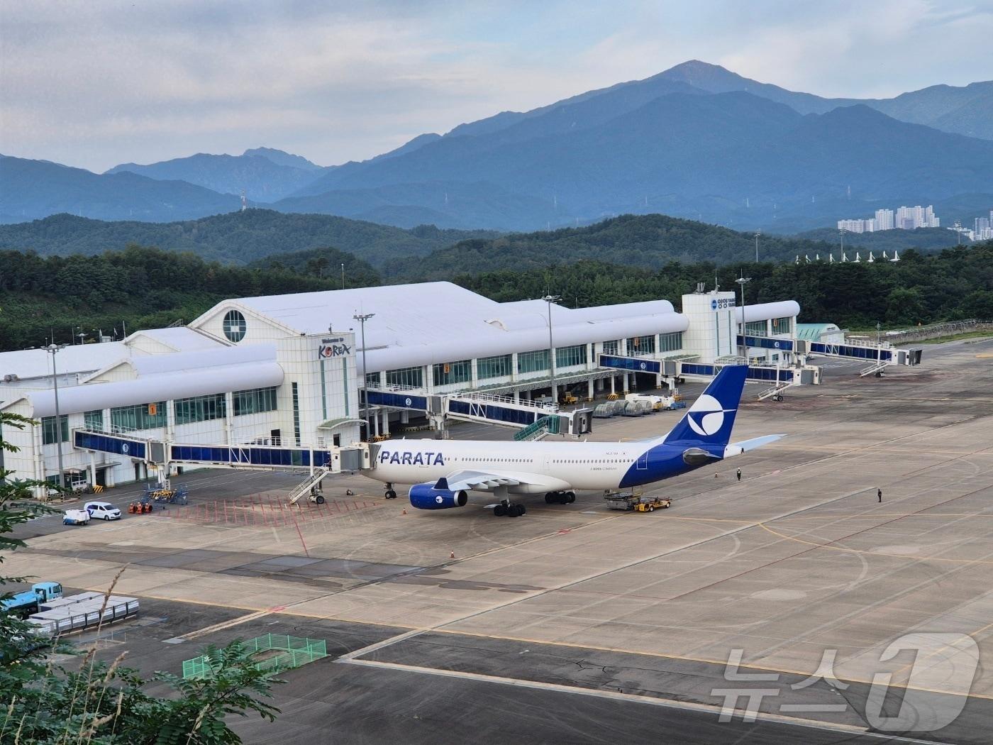 본문 이미지 - 강원 양양~제주 항공 정기노선이 재개된 지난달 30일 오전 파라타항공 A330-200 여객기가 강원 양양군 손양면 양양국제공항 활주로에 대기하는 모습. 2025.9.30/뉴스1 ⓒ News1 윤왕근 기자
