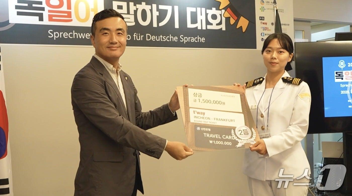지난 27일 김한길 티웨이항공 부산 지점장이 ‘2025 부산·울산·경남 지역 독일어 말하기 대회’ 수상자에게 인천-프랑크푸르트 왕복 항공권을 시상하고 있다&#40;티웨이항공 제공&#41;. 2025.09.27.
