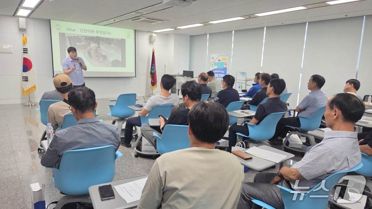 본문 이미지 - 29일 가상현실(VR) 활용해 근로자 안전교육 장면.(부산시교육청 제공. 재판매 및 DB금지)